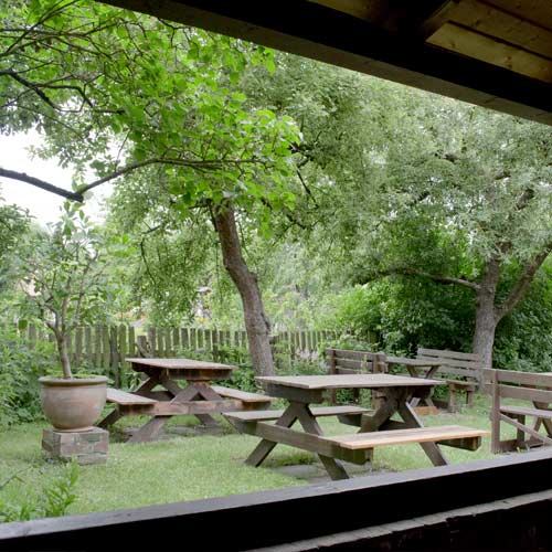 Töpferei Cafe Klett Garten Apfelbäume Terrasse